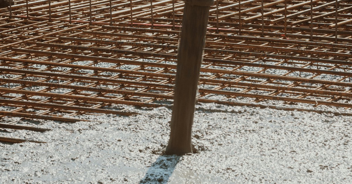 Beton zum Fundament mischen