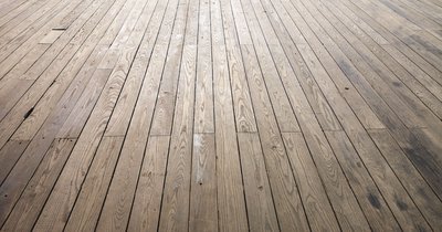 Holzdielen auf Estrich verlegen: Anleitung