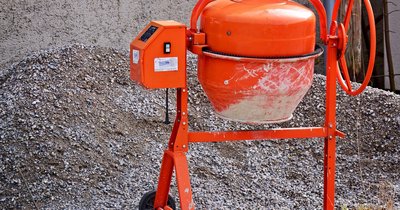 Beton für Randsteine selber mischen: Anleitung