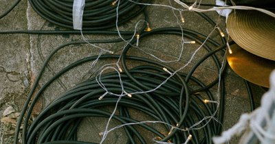 Kabel unter Estrich verlegen: Sicherheit und Regeln