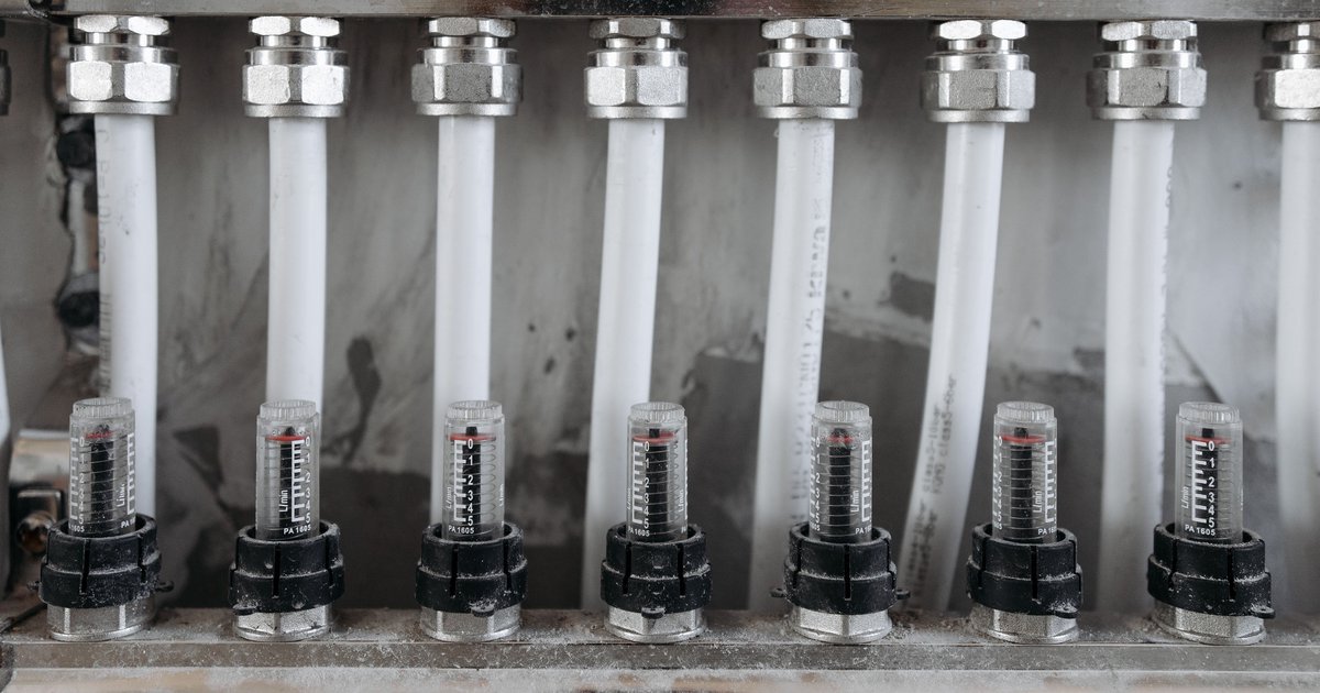 Wasserleitung im Estrich verlegen: Sicherheit zuerst