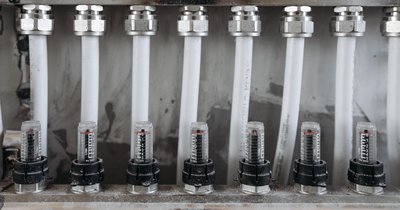Wasserleitung im Estrich verlegen: Sicherheit zuerst